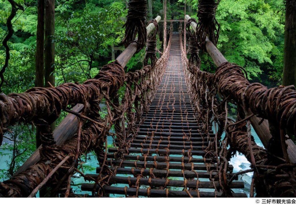 ภาพ: สะพานเถาวัลย์อิยะ (เมืองมิโยชิ จังหวัดโทกุชิมะ)