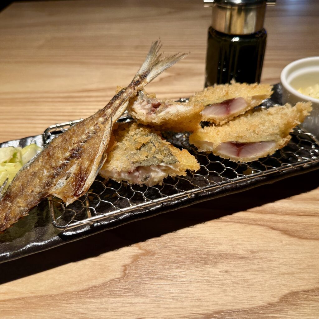 ภาพ: ปลาสีกุนญี่ปุ่นชุบเกล็ดขนมปังทอด (真あじフライ)