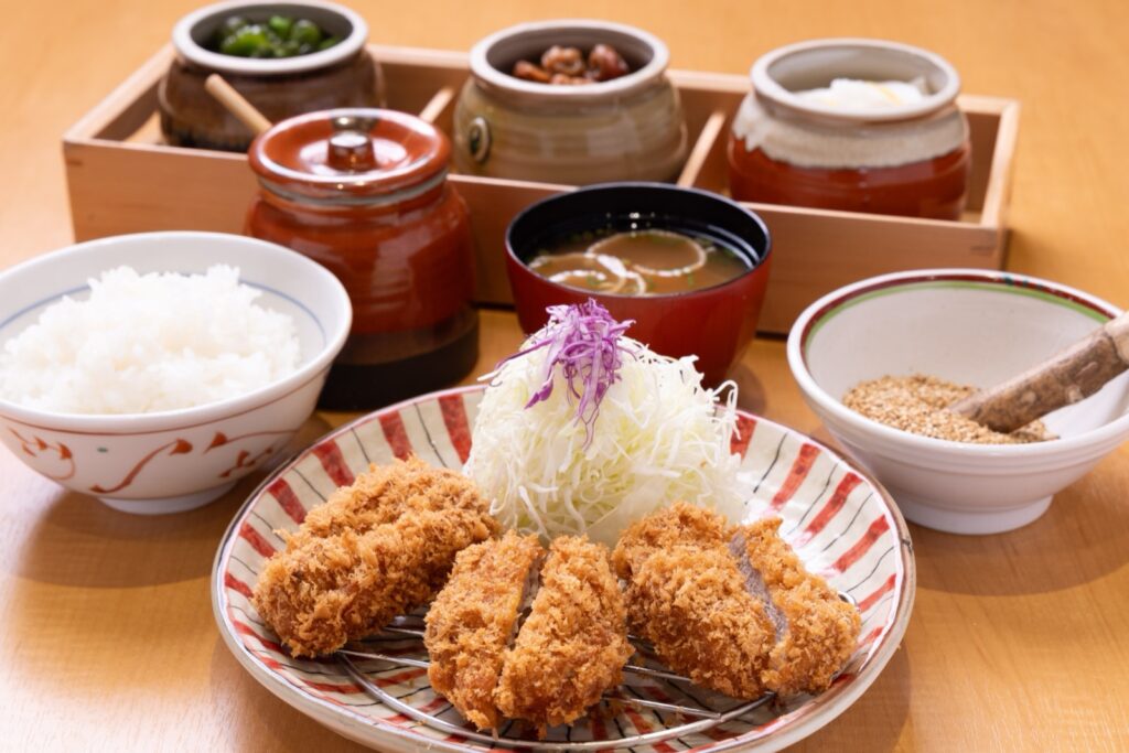 เซ็ตมื้อกลางวัน หมูสันในบ่มทอด (3 ชิ้น) -Aged Pork Fillet Cutlet Lunch (3pcs)- ราคารวมภาษี 1,749 เยน