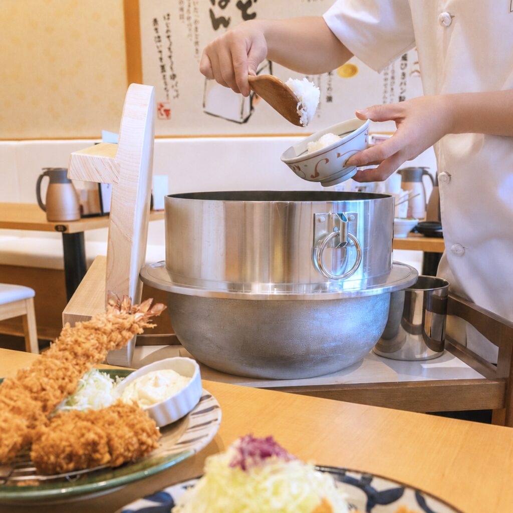 ภาพการเติมข้าวหม้อคามาโดะใหญ่
