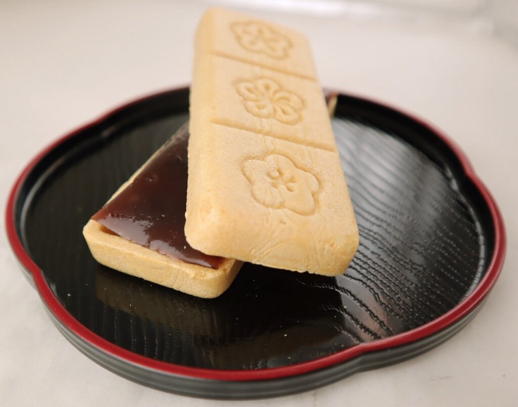 อาวาเสะโมนากะ 1 ชิ้น / 1 แพ็ก 250 เยน (รวมภาษี 270 เยน)