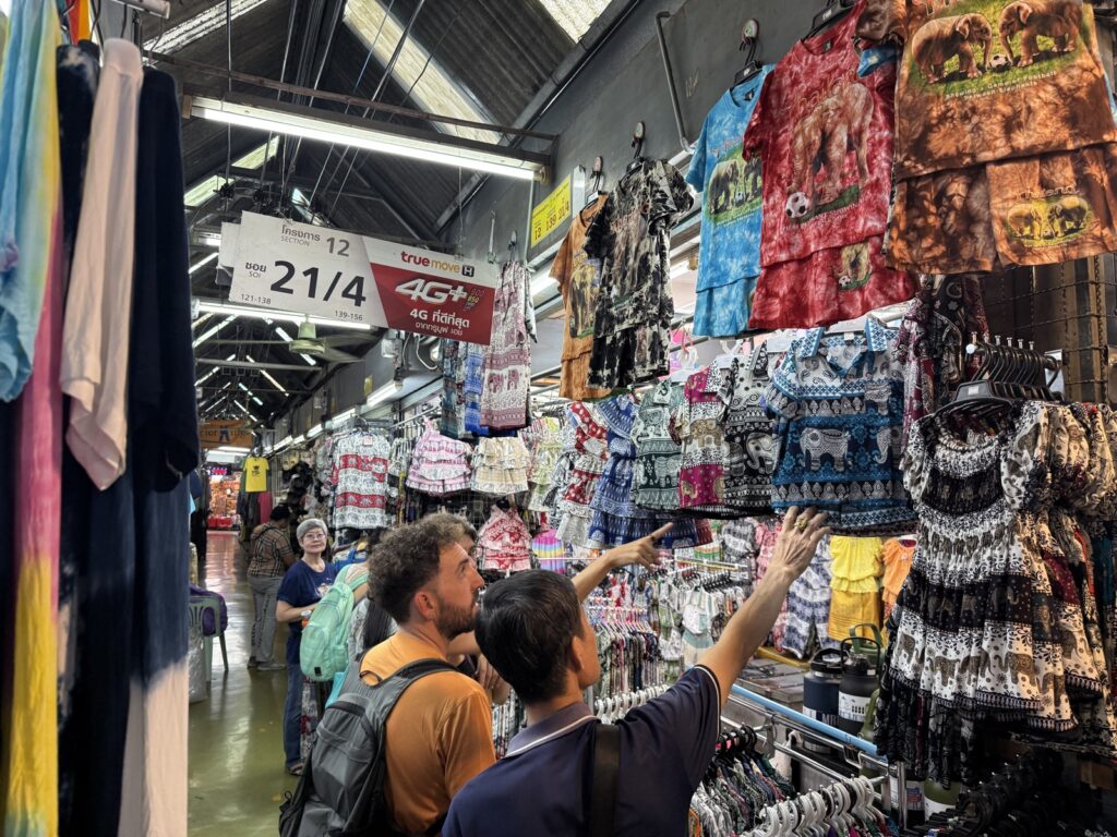 นักท่องเที่ยวและผู้ซื้อจากทั่วโลกเดินทางมาเลือกซื้อสินค้า