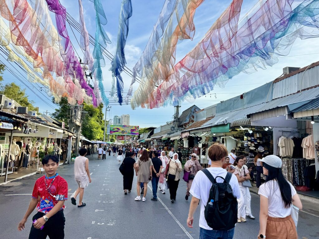 ตลาดนัดสุดสัปดาห์ที่ใหญ่ที่สุดของกรุงเทพฯ ซึ่งนักท่องเที่ยวจากทั่วโลกมารวมตัวกัน