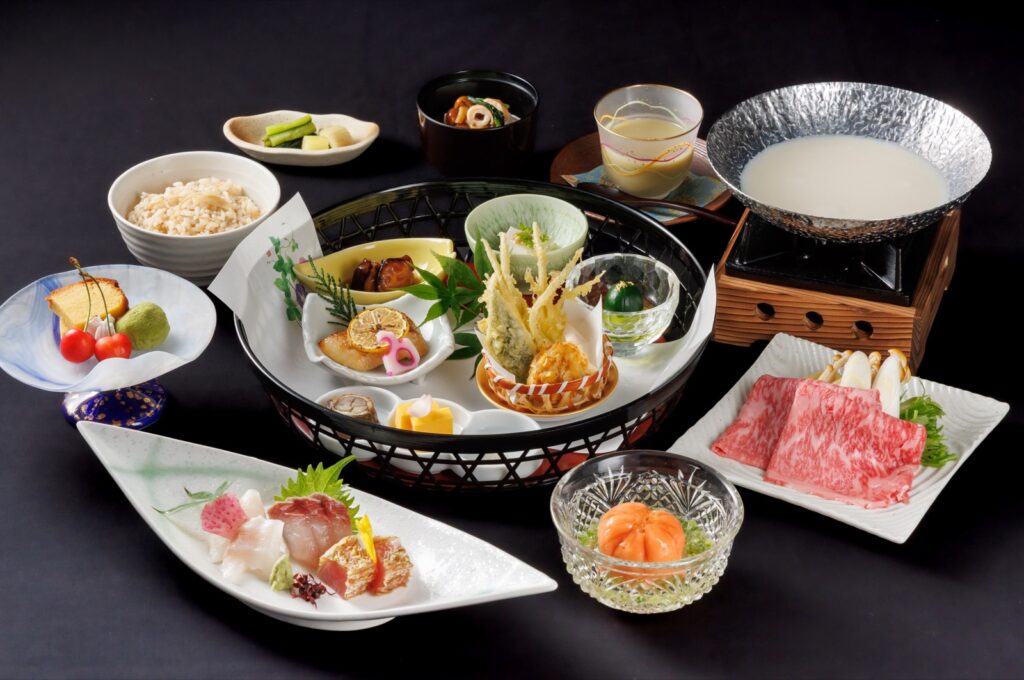 มื้อเย็นเป็นอาหารไคเซกิจากวัตถุดิบคัดสรรของชินชู
